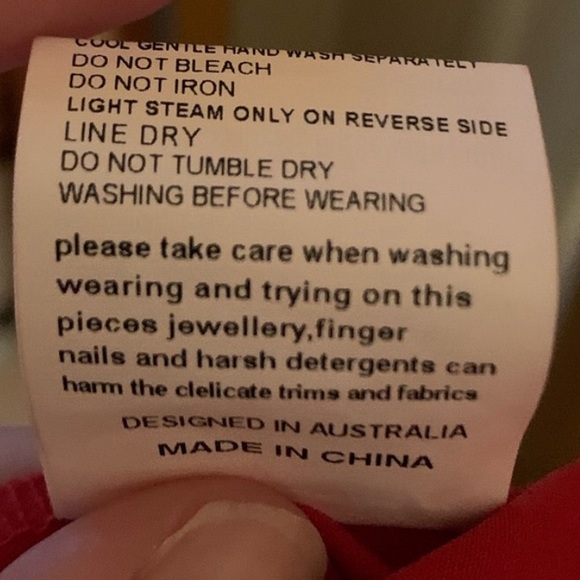 Elliatt Red cocktail dress with cutout - Picture 6 of 9